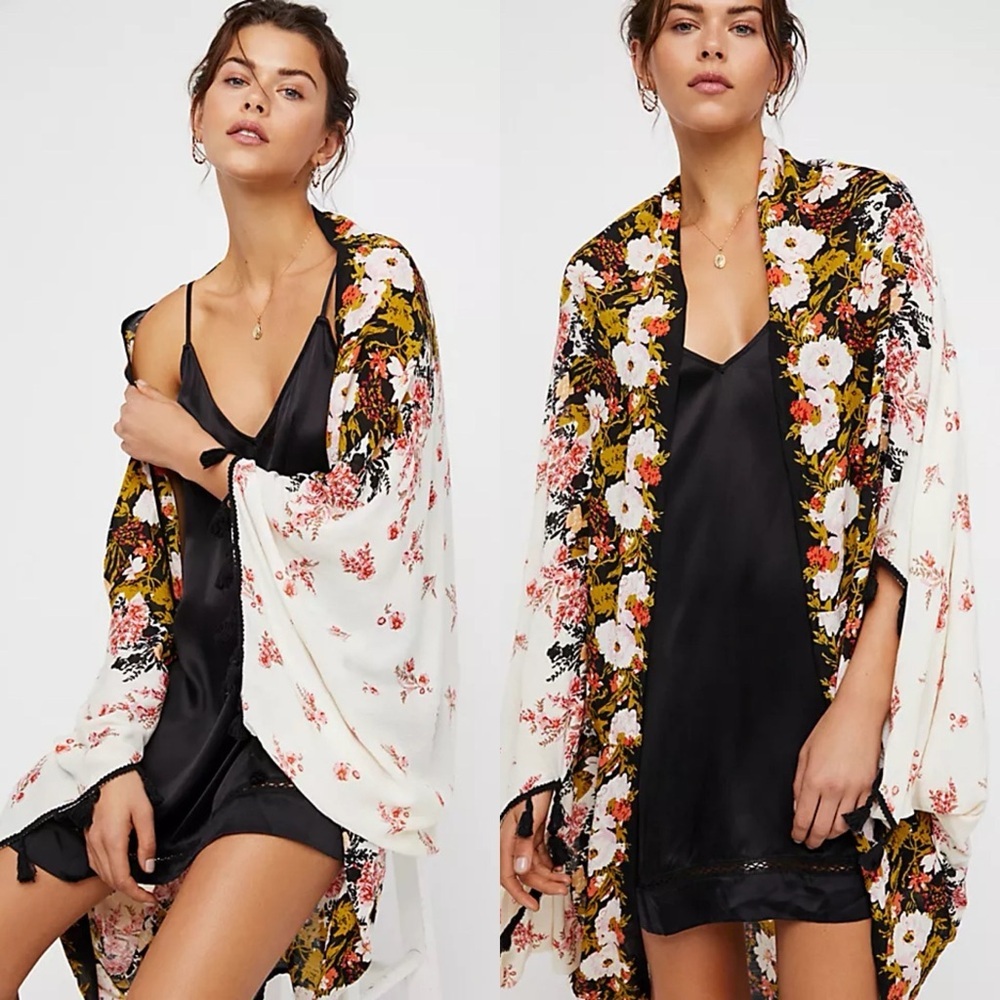 Free People / Bali Wrapped In Blooms Shawl in Cream Combo